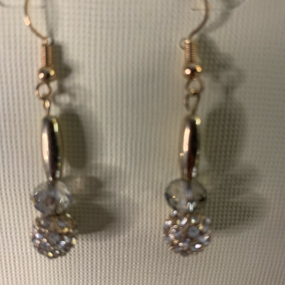 Sophia and Kate Necklace and Earring Set. - Picture 5 of 6